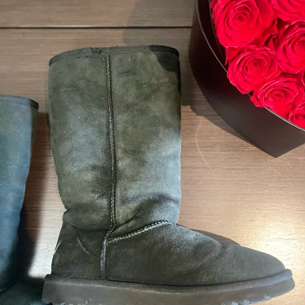 UGG midrise black boots